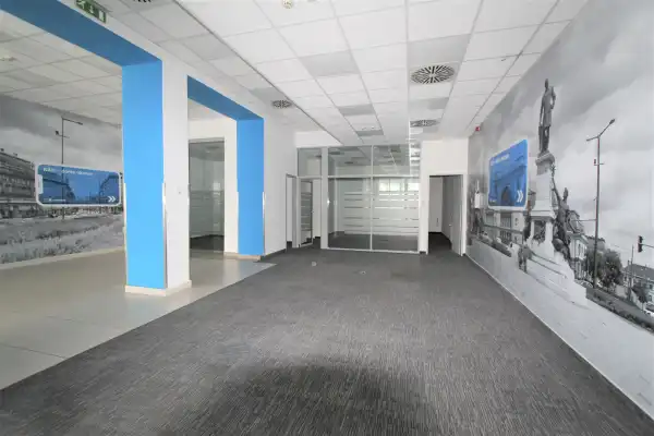 Eladó üzlethelyiség utcai bejáratos, Budapest, VIII. kerület 654 m² 585.8 M Ft