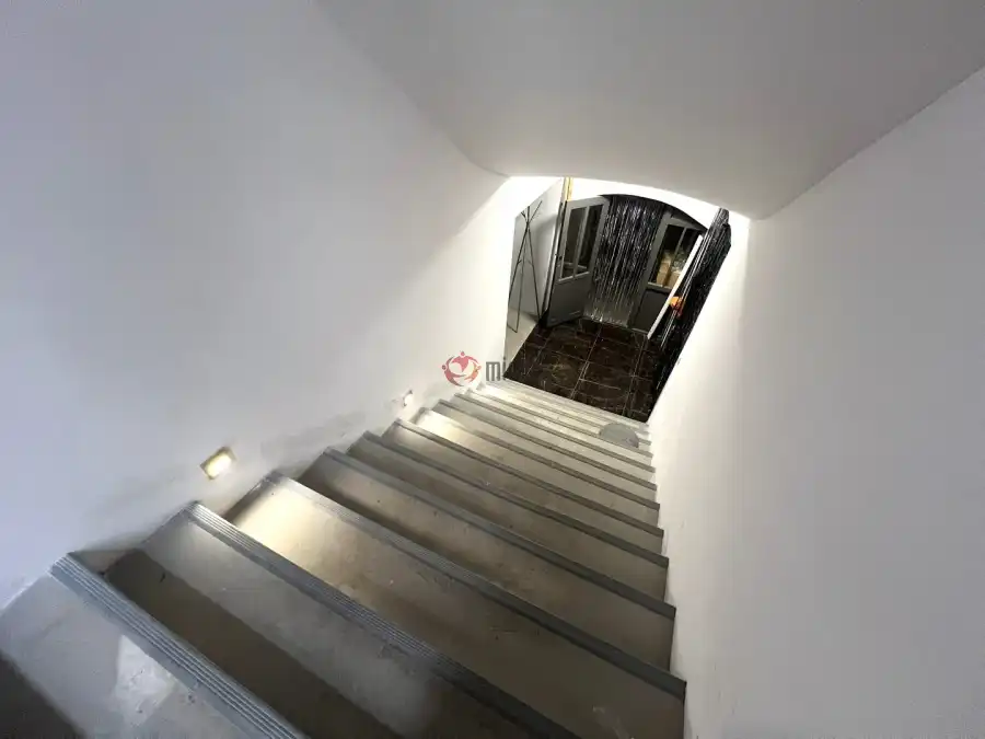 kiadó üzlethelyiség utcai bejáratos, Budapest, V. kerület